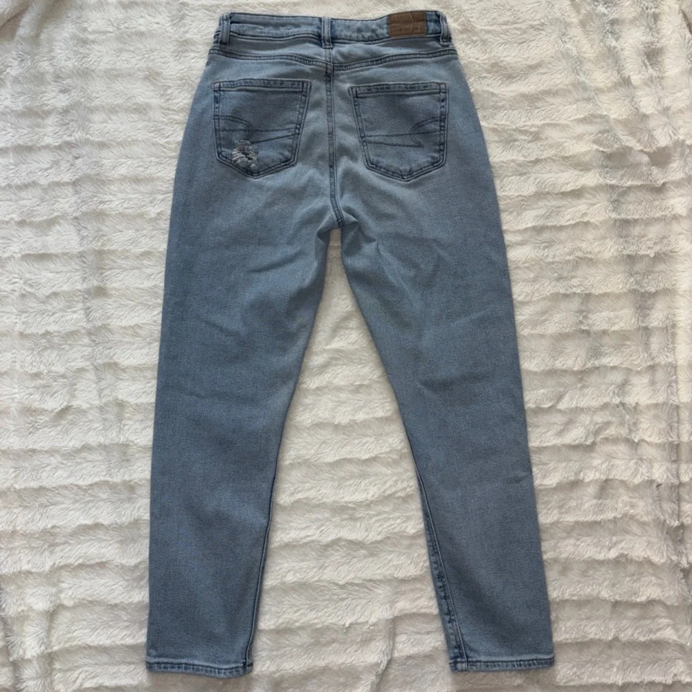 American Eagle Outfitters Mom Jean Size 0 Short Distressed Light Wash Denim